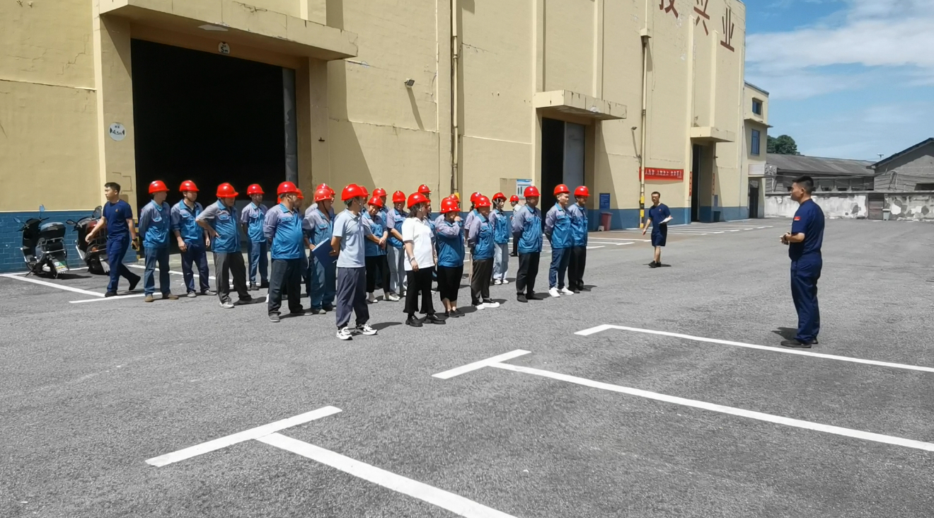 長(zhǎng)沙吉天環(huán)?？萍加邢薰境晒﹂_(kāi)展消防演習(xí)